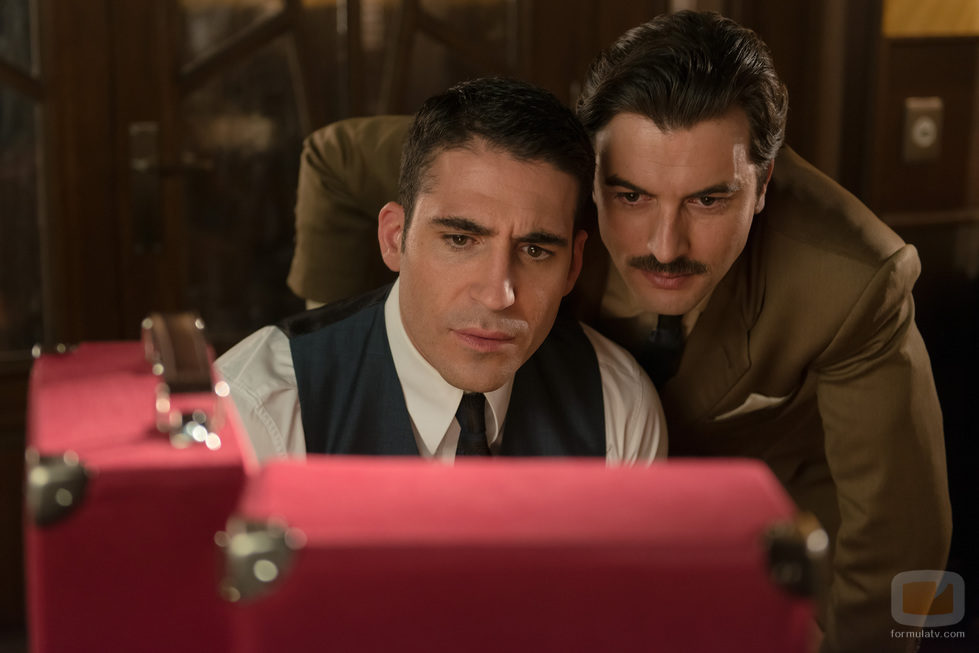 Alberto y Mateo observan una maleta en 'Velvet'