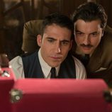 Alberto y Mateo observan una maleta en 'Velvet'