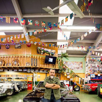 José Vicente con uno de los coches de la première de 'House of cars'
