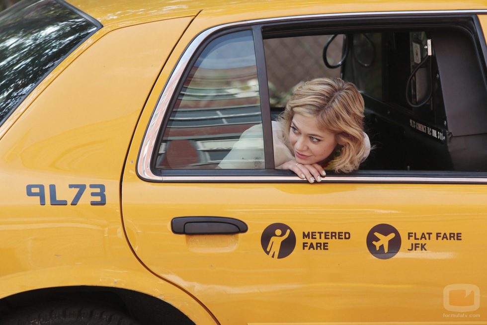 Analeigh Tipton en un taxi en 'Manhattan Love Story'