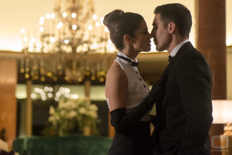 Juana Acosta y Miguel Ángel Silvestre en 'Velvet'