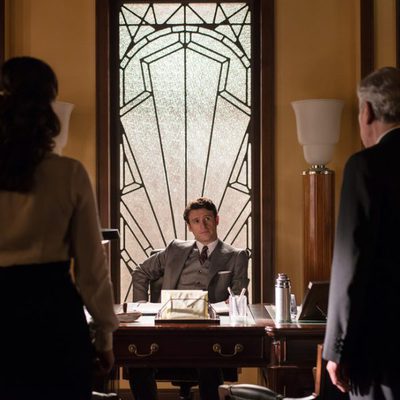 Doña Blanca y Don Emilio visitan a Enrique en 'Velvet'