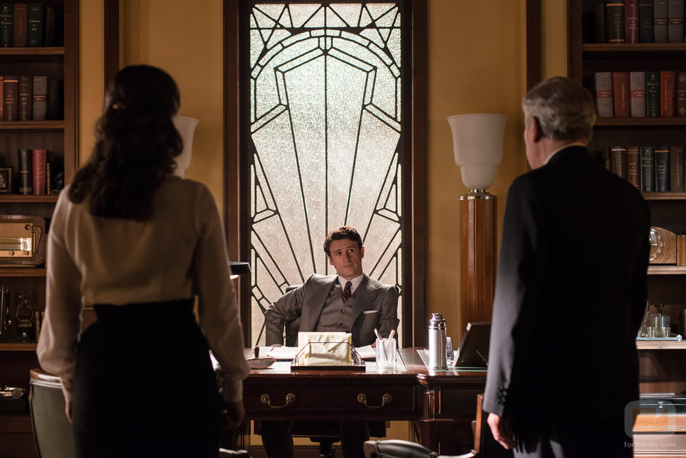 Doña Blanca y Don Emilio visitan a Enrique en 'Velvet'
