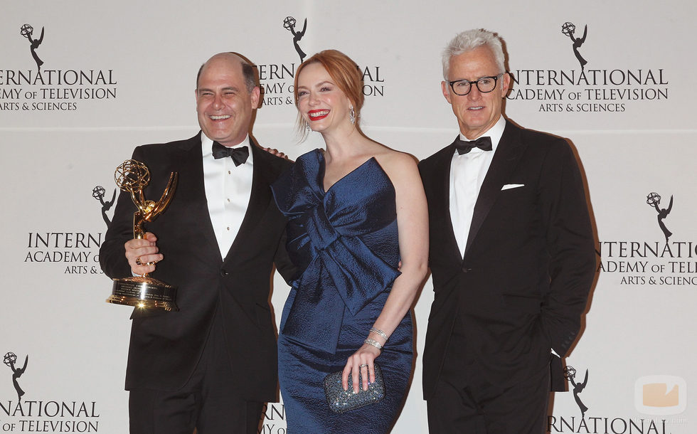 Christina Hendricks, John Slattery y Matthew Weiner en los Emmy Internacional 2014