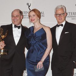 Christina Hendricks, John Slattery y Matthew Weiner en los Emmy Internacional 2014