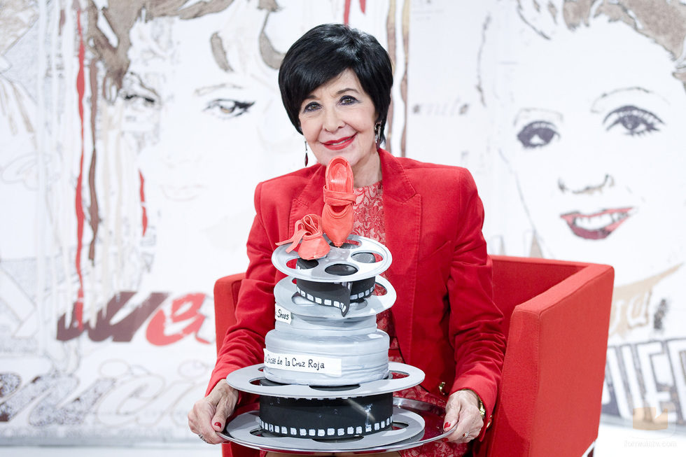 Concha Velasco celebra su cumpleaños en 'Cine de barrio' con una tarta