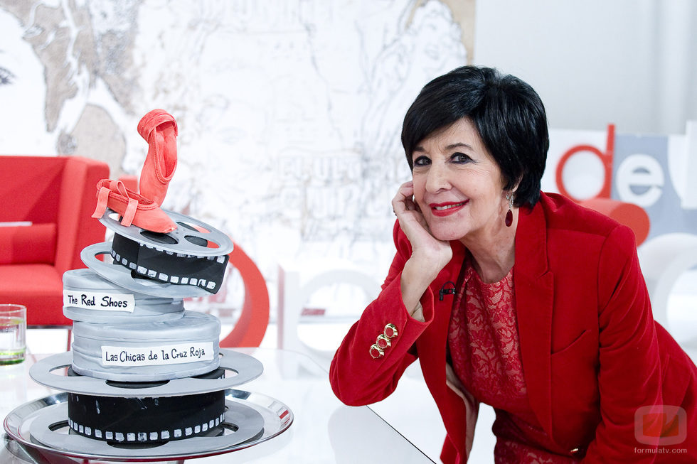 Concha Velasco sopla las velas de su tarta de cumpleaños en 'Cine de barrio'