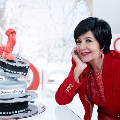 Concha Velasco sopla las velas de su tarta de cumpleaños en 'Cine de barrio'