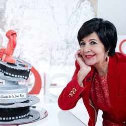 Concha Velasco sopla las velas de su tarta de cumpleaños en 'Cine de barrio'