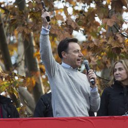 Matías Prats dando la salida de la carrera "Ponle freno"