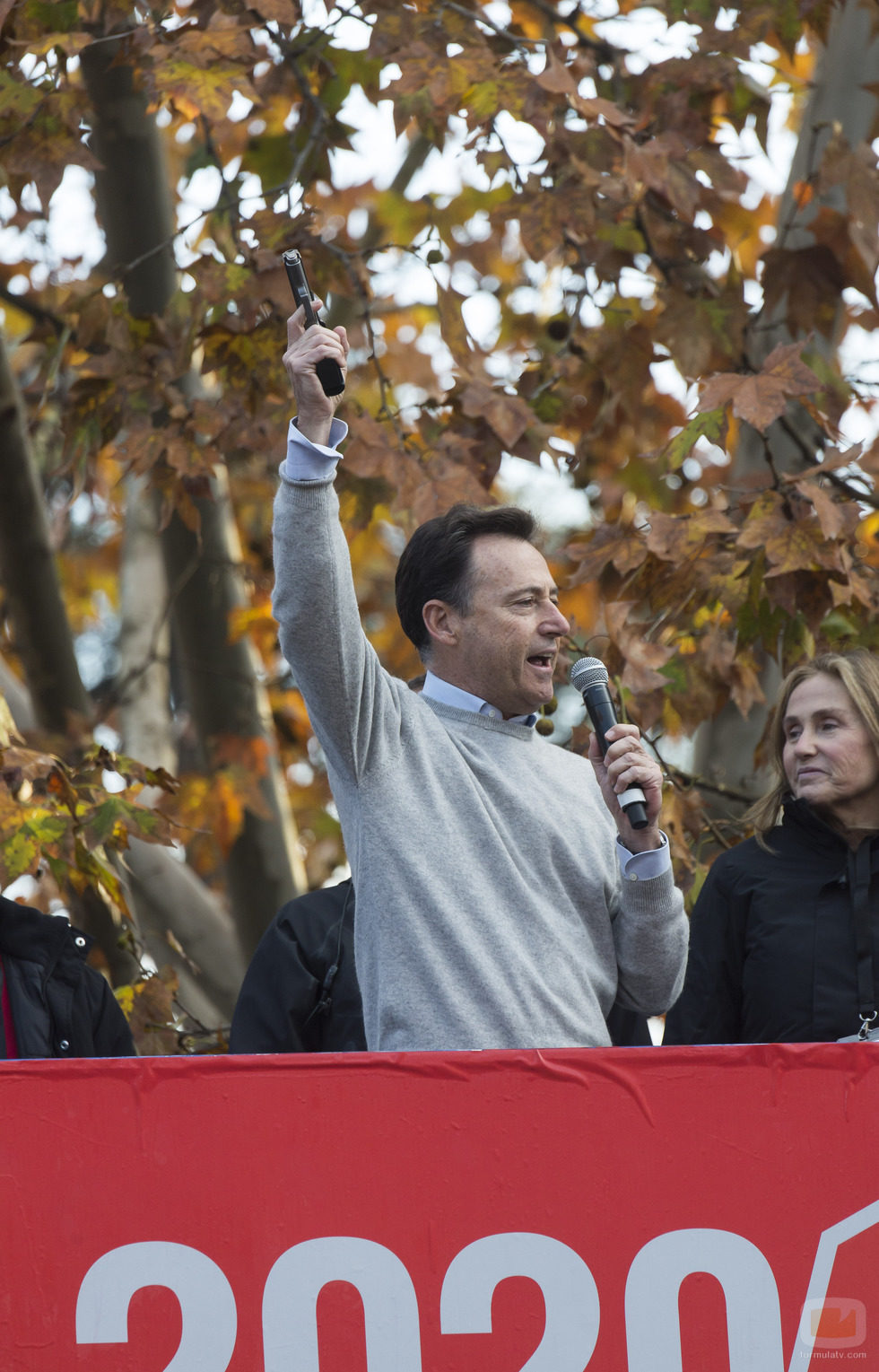 Matías Prats dando la salida de la carrera "Ponle freno"