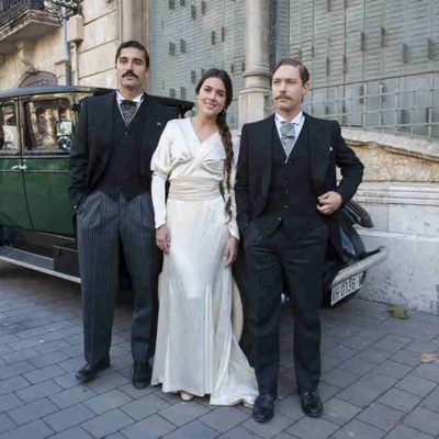 Los actores principales de 'Habitaciones cerradas' posando delante de un coche de epoca