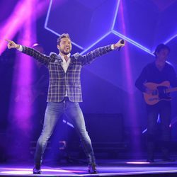 David Bisbal actuando durante los Premios 40 Principales 2014 
