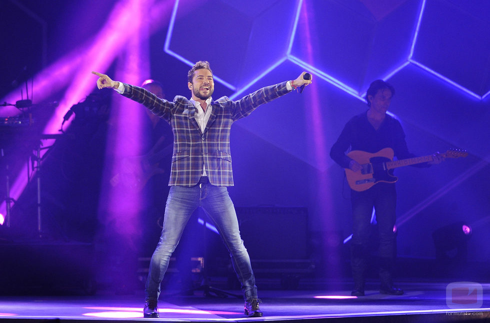 David Bisbal actuando durante los Premios 40 Principales 2014