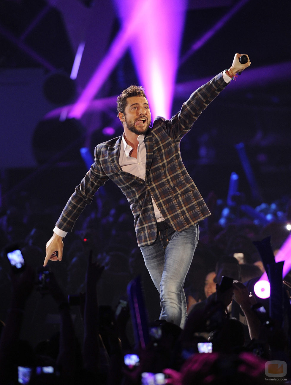 David Bisbal en plena acción en los Premios 40 Principales 2014 