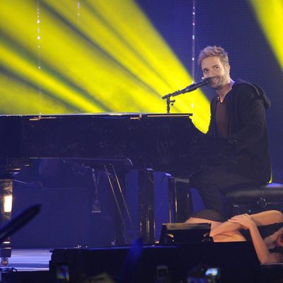 Pablo Alborán durante su actuación en los Premios 40 Principales 2014