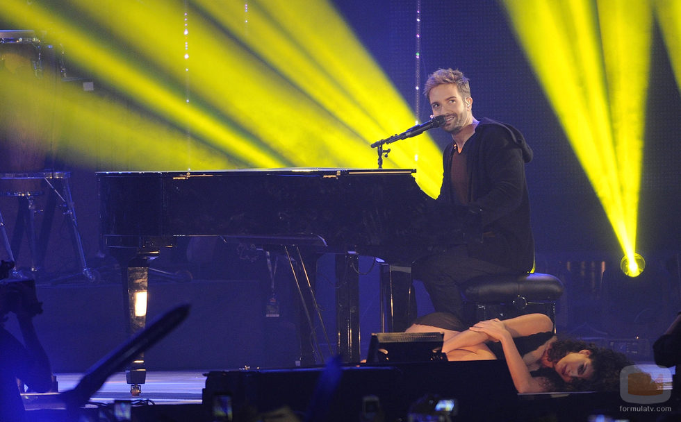 Pablo Alborán durante su actuación en los Premios 40 Principales 2014