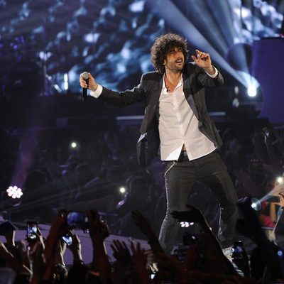 Melendi durante su actuación en los Premios 40 Principales 2014