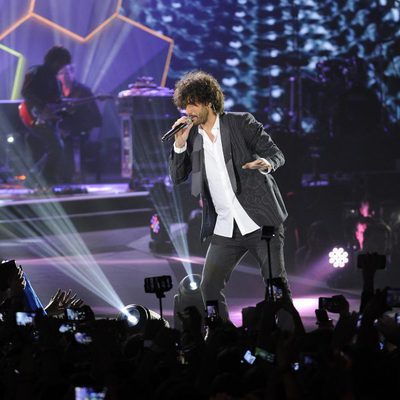 Melendi durante su actuación en la gala de los Premios 40 Principales 2014