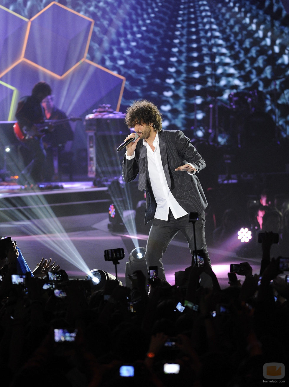 Melendi durante su actuación en la gala de los Premios 40 Principales 2014 