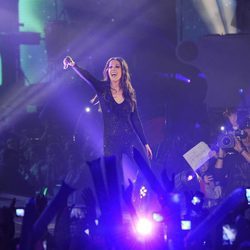 Malú en plena actuación en los Premios 40 Principales 2014 