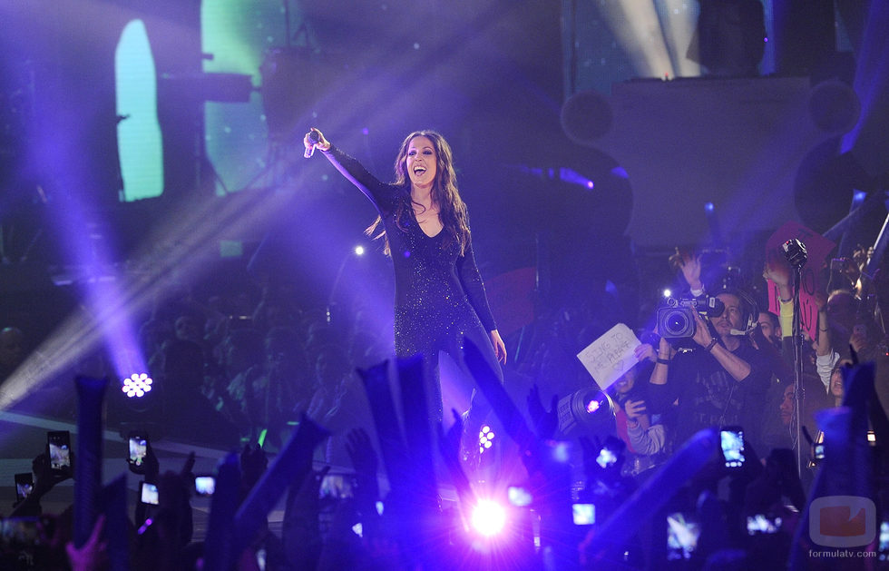 Malú en plena actuación en los Premios 40 Principales 2014 