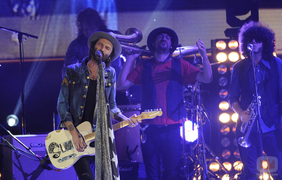 Leiva brindó una espectacular actuación en los Premios 40 Principales 2014