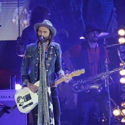 Leiva en plena actuación en los Premios 40 Principales 2014 