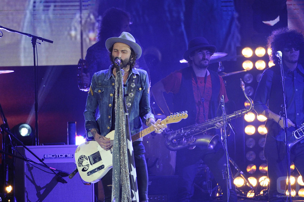 Leiva en plena actuación en los Premios 40 Principales 2014
