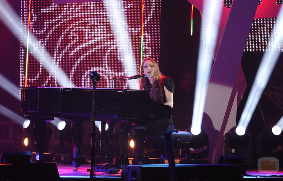 Birdy durante su actuación en los Premios 40 Principales 2014
