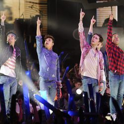 Midnight Red durante su actuación en  los Premios 40 Principales 2014 