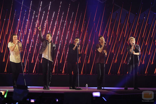 One Direction durante su actuación en los premios Premios 40 Principales 2014 