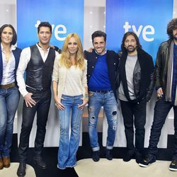 Jaime Cantizano junto a los artistas de 'Hit-La canción'
