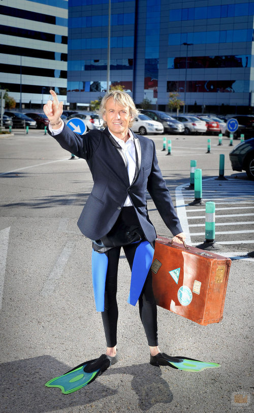 Jesús Calleja con una maleta en una foto promocional