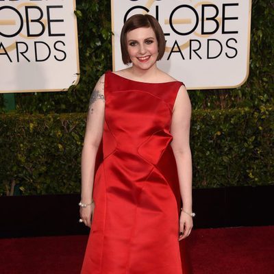 Lena Dunham en la alfombra roja de los Globos de Oro 2015