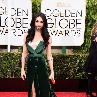 Conchita Wurst en la alfombra roja de los Globos de Oro 2015