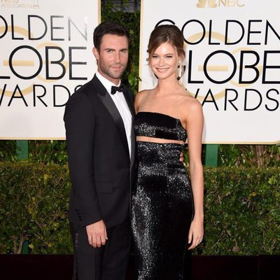 Adam Levine en los Globos de Oro 2015