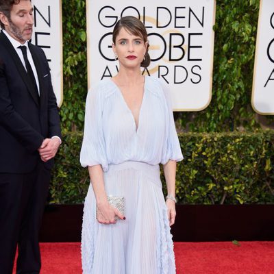 Amanda Peet en la alfombra roja de los Globos de Oro 2015