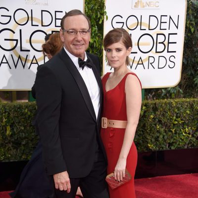 Kevin Spacey y Kate Mara en los Globos de Oro 2015
