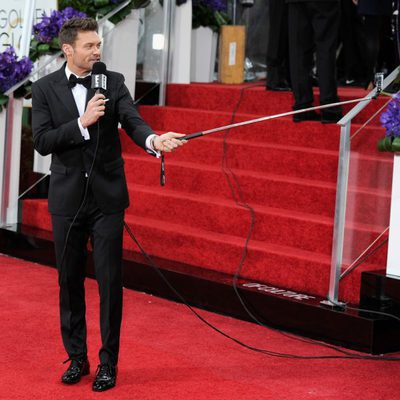 Ryan Seacrest con un palo de selfies en los Globos de Oro 2015