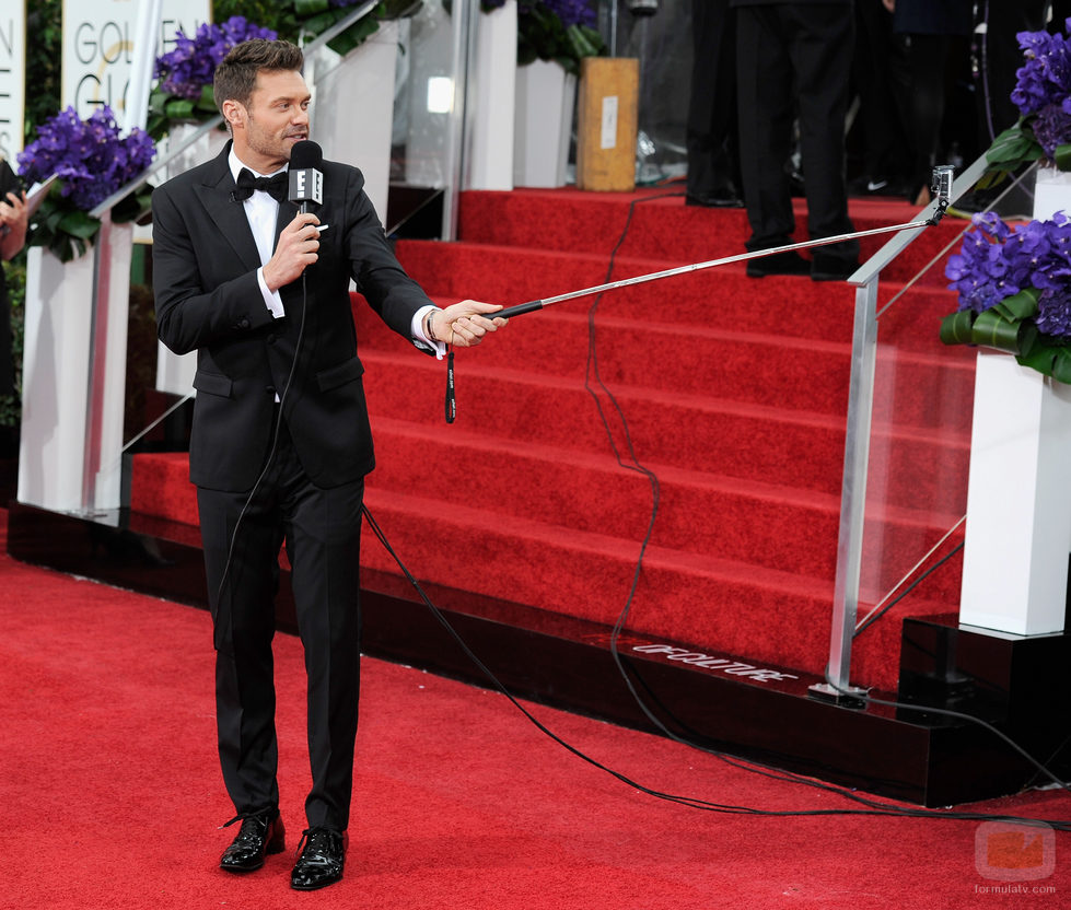 Ryan Seacrest con un palo de selfies en los Globos de Oro 2015