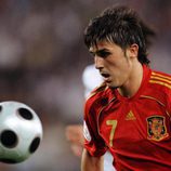 David Villa, el número 7 de la Selección Española, jugando con el esférico