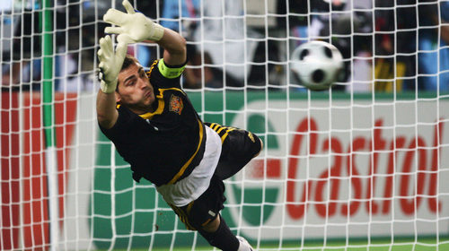 Íker Casillas realiza una parada