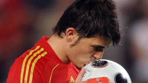David Villa besa el balón antes de lanzar uno de los penaltis