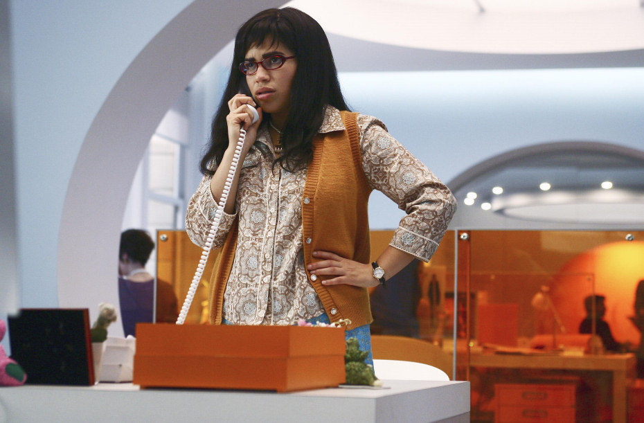 America Ferrera al teléfono en 'Ugly Betty'