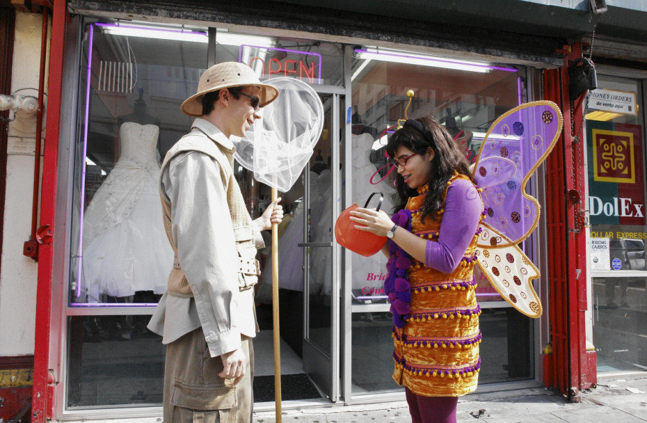 Kevin Sussman y America Ferrera disfrazados en la fiesta de Halloween de 'Ugly Betty'