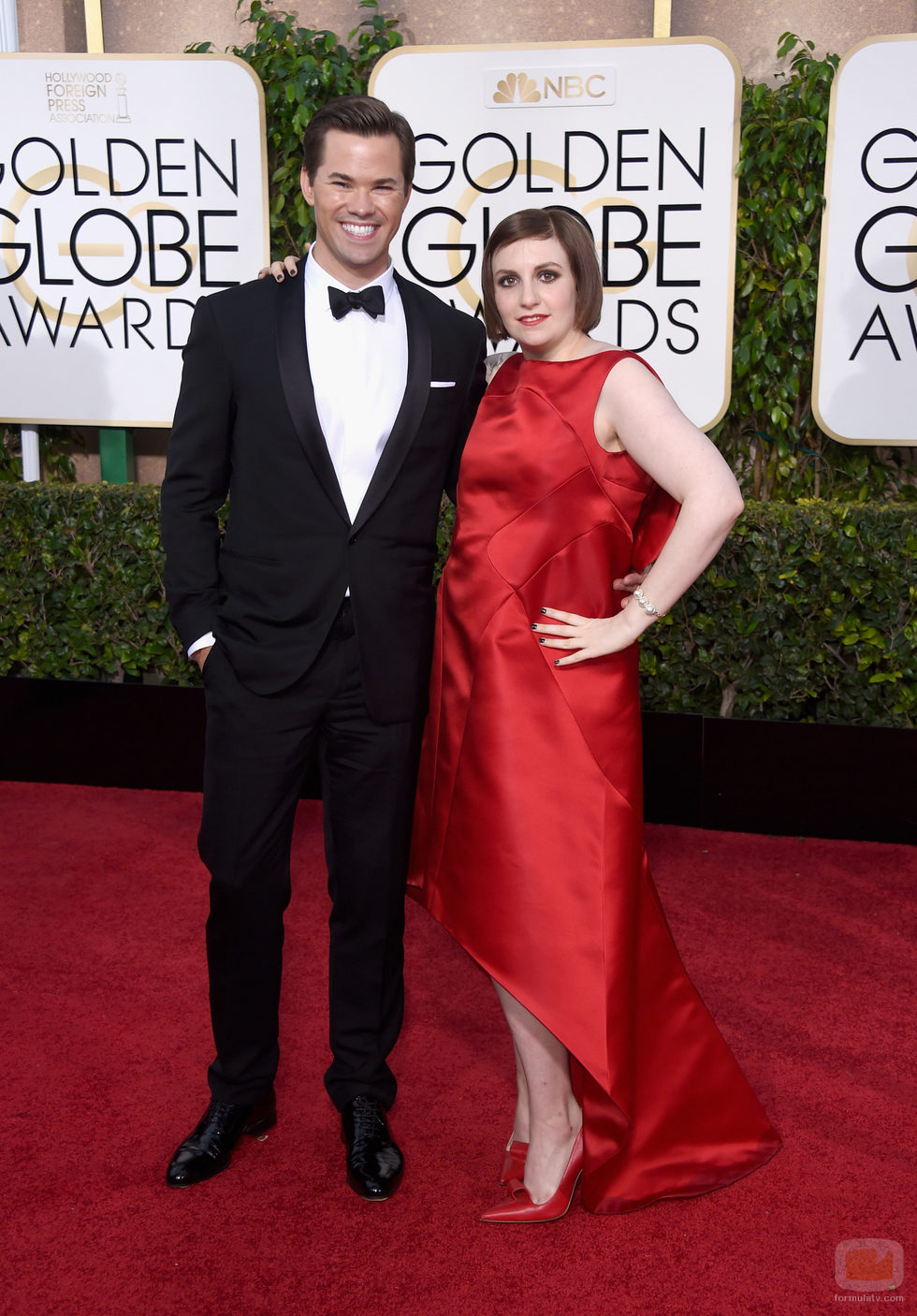 Andrew Rannells y Lena Dunham en los Globos de Oro 2015