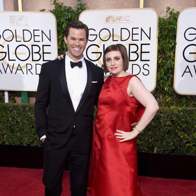 Andrew Rannells y Lena Dunham en los Globos de Oro 2015