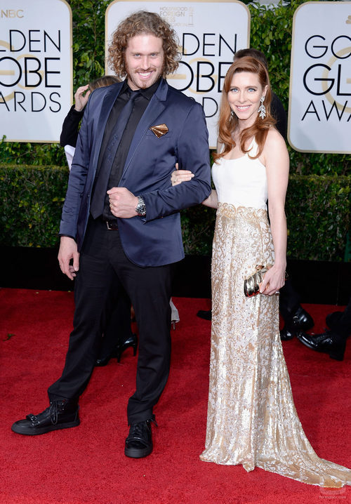 Tj Miller y Kate Gorney en los Globos de Oro 2015