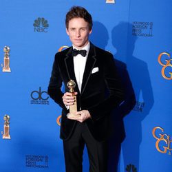 Eddie Redmayne con el galardón al mejor actor de drama en los Globos de Oro 2015